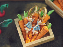 Carica l'immagine nel visualizzatore di Gallery, Fable England - Orecchini Huggie x Peter Rabbit