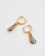 Carica l'immagine nel visualizzatore di Gallery, Fable England - Orecchini Huggie con Peter Rabbit che legge