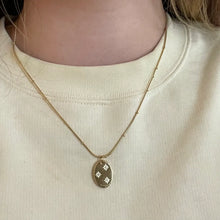 Carica l'immagine nel visualizzatore di Gallery, Collana medaglietta di stelle