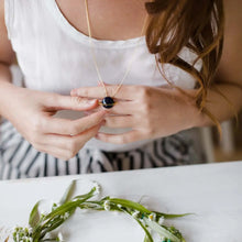 Carica l'immagine nel visualizzatore di Gallery, Collana pendente Saturn