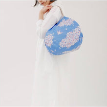 Carica l'immagine nel visualizzatore di Gallery, Shupatto - Compact Bag M - Hana Ni Tori