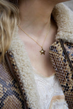 Carica l'immagine nel visualizzatore di Gallery, AVA Atelier - Collana Stella Oro con perla
