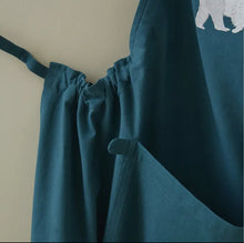 Carica l&#39;immagine nel visualizzatore di Gallery, Sylvie Thiriez - Grembiule blu petrolio con ricamo orso bianco
