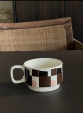 Carica l&#39;immagine nel visualizzatore di Gallery, Tazza Sisi - grafica Pink and brown
