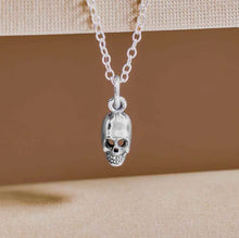 Carica l'immagine nel visualizzatore di Gallery, Collana mini teschio argento
