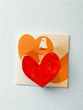 Carica l'immagine nel visualizzatore di Gallery, Spilla A Cuor Contento
