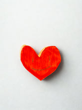 Carica l'immagine nel visualizzatore di Gallery, Spilla A Cuor Contento
