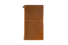 Carica l&#39;immagine nel visualizzatore di Gallery, Traveler’s Notebook Regular - Taccuino con copertina in pelle cammello deluxe
