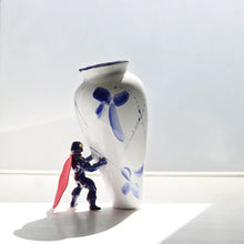 Carica l&#39;immagine nel visualizzatore di Gallery, My Superhero - Vaso Bianco e Blu - Large

