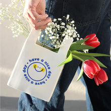 Carica l&#39;immagine nel visualizzatore di Gallery, Vaso Busta Have a Nice Day
