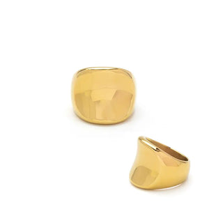 Anello chevalier in acciaio con piastra quadrata martellata