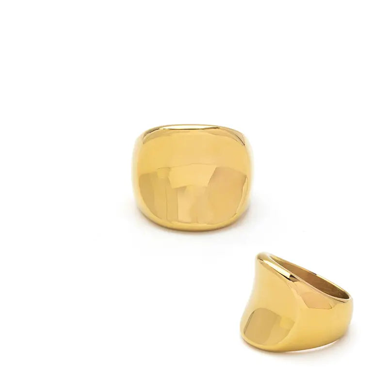 Anello chevalier in acciaio con piastra quadrata martellata