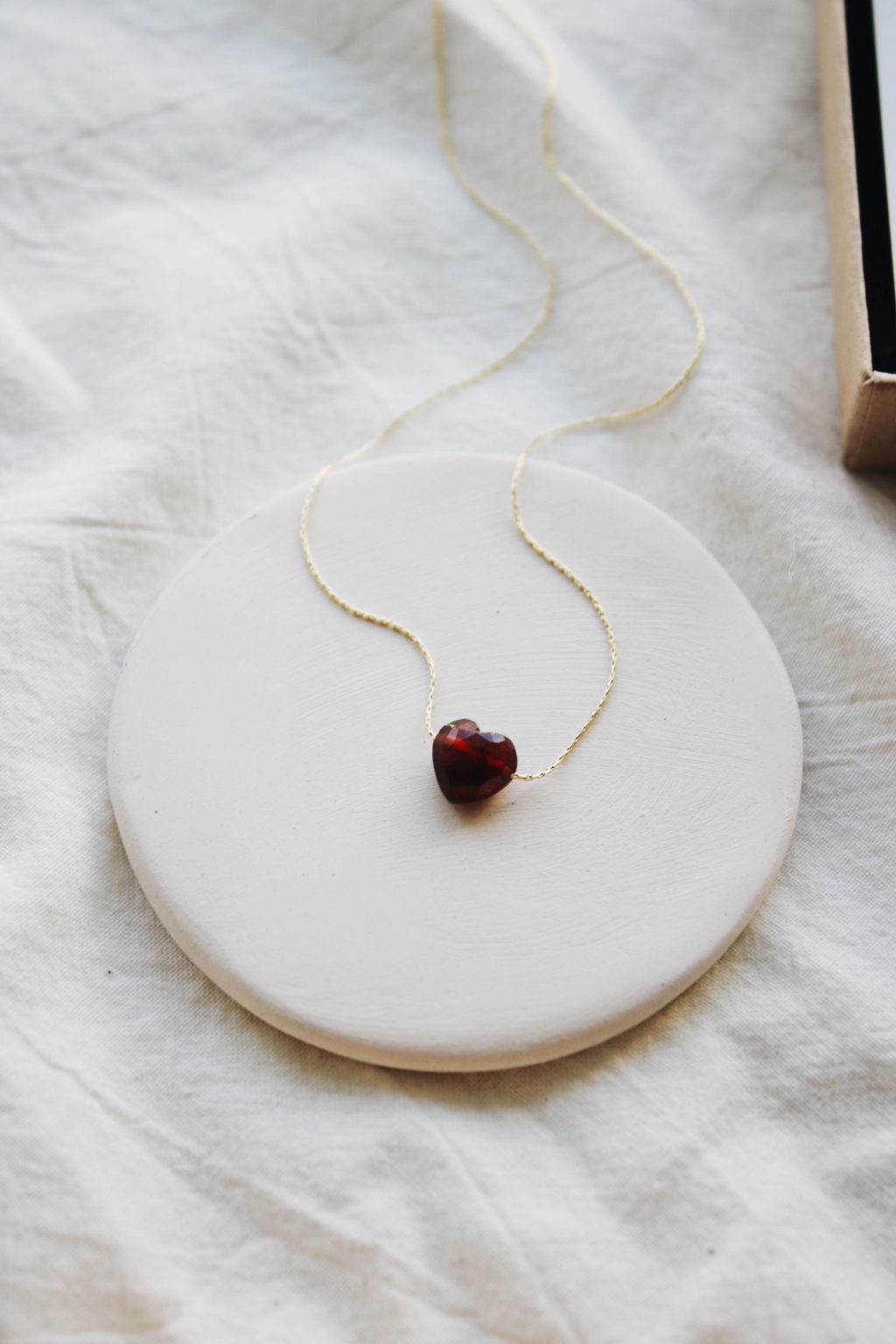 Collana con ciondolo in oro e pietra preziosa granato fatta a mano - Italia Collana con ciondolo in oro e pietra preziosa granato fatta a mano - Italia
