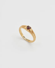 Carica l'immagine nel visualizzatore di Gallery, Fable England - Anello sigillo a forma di cuore
