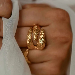 Anello materico Artiglio dorato