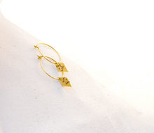 Carica l'immagine nel visualizzatore di Gallery, Stampp - Orecchini a cerchio con diamante a forma di gatto
