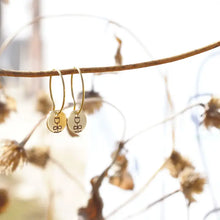 Carica l'immagine nel visualizzatore di Gallery, Stampp - Orecchini a cerchio con ciondolo fiori
